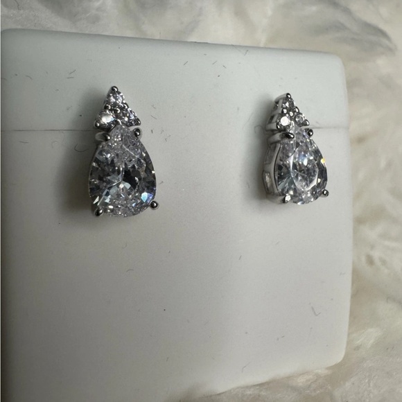 New Sterling Silver 925 Teardrop Stud Earrings - Picture 3 of 5